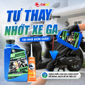 Thao tác sử dụng phễu cán dài để châm nhớt máy CATTA vào xe tay ga tại nhà